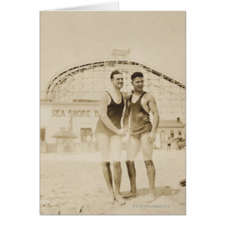 Hommes se tenant sur la plage
