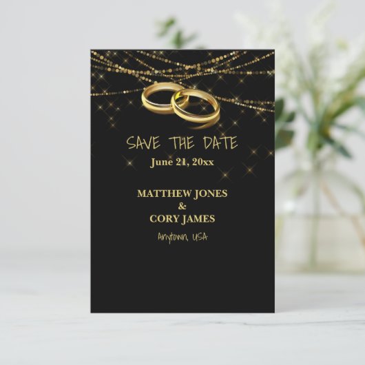 Homo bruiloften met sprankelende lichten en gouden save the date (Staand voorkant)