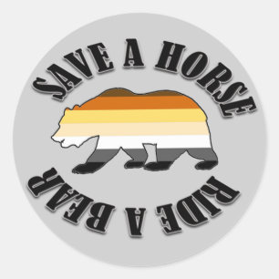 HOMOSEKSUELE BEER BEER TROTS RED EEN PAARD RIJD EE RONDE STICKER