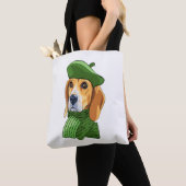 Hond Beagle in groene Franse baret Draagtas (Dichtbij)