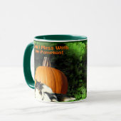 Hond beschermt grote pompoen mok (Voorkant links)