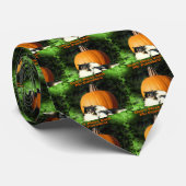 Hond beschermt grote pompoen stropdas (Opgerold)