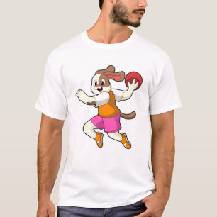 Hond bij Handbalspeler met handbal T-shirt