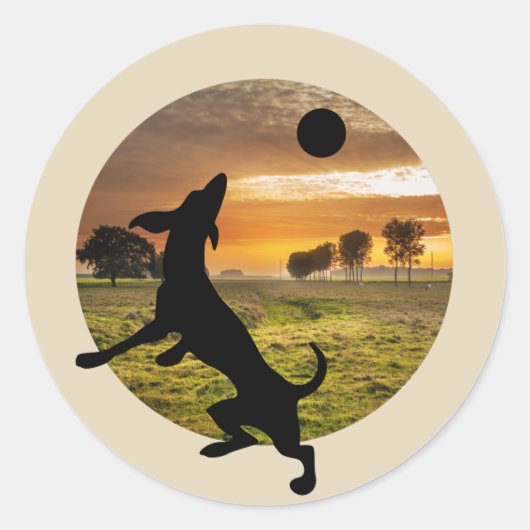 hond bij het spelen ronde sticker (Voorkant)