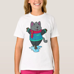 Hond bij ijsschaatsen met ijskoude schaatsen en sc t-shirt