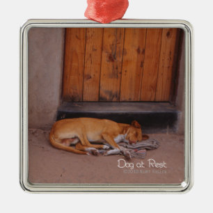 Hond bij Rest Metalen Ornament