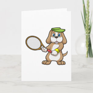 Hond bij tennis met tennisracket en pet kaart