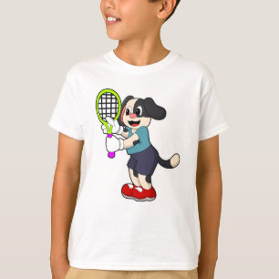 Hond bij tennis met tennisracket t-shirt