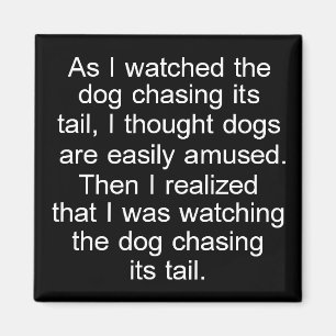 Hond Chasing Tail vierkante magneet in zwart-wit