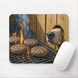 Hond die hamburgers op een barbecuegrill besnuffel muismat