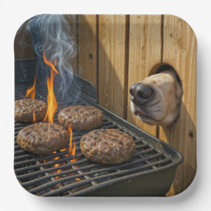 Hond die hamburgers op een barbecuegrill besnuffel papieren bordje