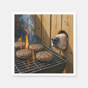 Hond die hamburgers op een barbecuegrill besnuffel servet