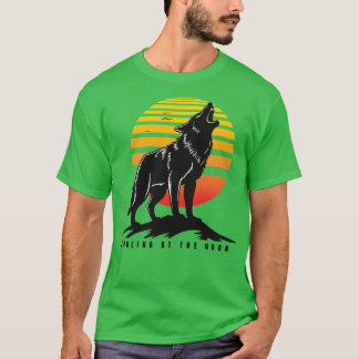 Hond die naar de maan huilt t-shirt