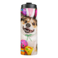 Hond die op Pasen eieren ligt