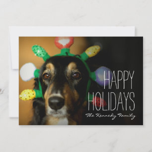 Hond draagt kersttiara feestdagenkaart
