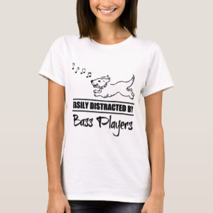 Hond gemakkelijk afgeleid door muzieknoten van bas t-shirt