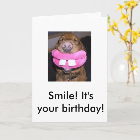 Hond glimlach, glimlach! Het is jouw verjaardag! Kaart (Gele Bloem)