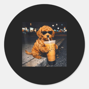 Hond goldendoodle drinkt ijskoude koffie grappig d ronde sticker