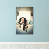 Hond helpt bij het wassen canvas afdruk (Insitu (Houten vloer))