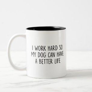 Hond, ik werk hard zodat mijn hond een beter leven tweekleurige koffiemok