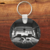 Hond in Bed van Camper Sleutelhanger (Voorkant)