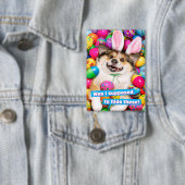 Hond ligt op paaseieren button (Insitu)