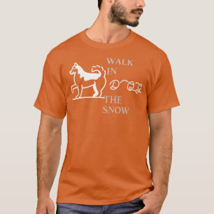 Hond loopt in de sneeuw t-shirt