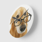 Hond met een stropdas en een bril op een stoel ronde klok (Hoek)