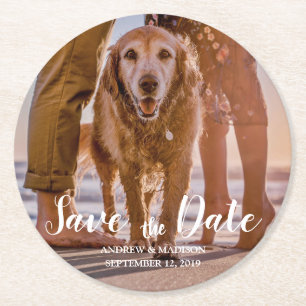 Hond op het strand met Paar Save the Date Ronde Kartonnen Onderzetter