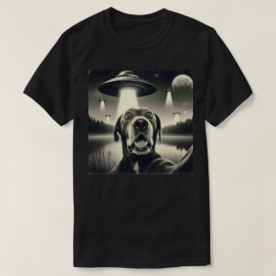 Hond selfie met UFO T-shirt