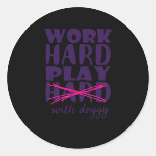 Hond - Werk hard. Speel zo hard met Doggy Esse Ronde Sticker