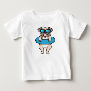 Hond zwemt met zwemband