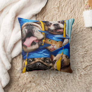 Honden en katten afgestudeerd in fotohokje kussen