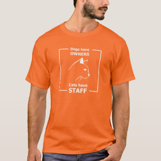 Honden hebben eigenaars, katten hebben personeel t-shirt