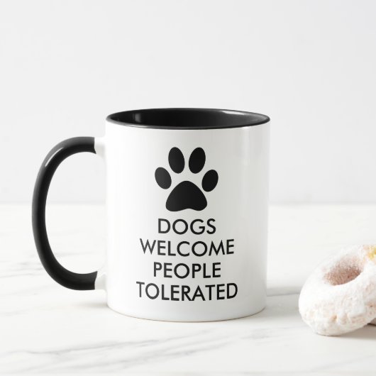 Honden Welkom Mensen met getolereerde Typografie Mok (Met donut)