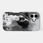 Hondenfoto zwart-wit  iPhone 16 hoesje (Achterkant horizontaal)