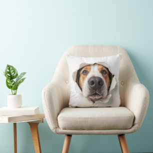 Hondenhond gluren door gescheurd papiergat kussen