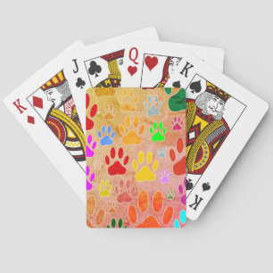 Hondenpootafdrukken op achtergrond pokerkaarten