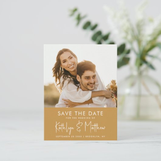 Honey Gold Fun Script Modern Photo Wedding Save th Aankondigingskaart (Staand voorkant)