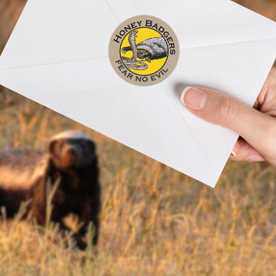 Honingbadgers vrezen geen boze gele kunst voor die ronde sticker