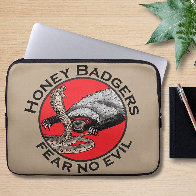 Honingbadgers vrezen geen boze prijsopgave laptop sleeve (Honey badger fear no evil quote badass honey badger verses cobra snake illustration laptop sleeve)