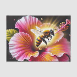 Honingbij bestuift een bloeiende heldere hibiscus tissuepapier