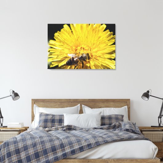 Honingbije op macrofoto gele andelion canvas afdruk (Insitu (Slaapkamer))