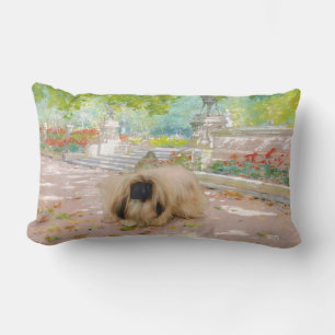 Honingkleurige Pekingees in Bloemstuk Kussen