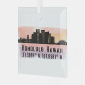 Honolulu Skyline Latitude en Lengtegraad Glas Ornament (Voorkant links)
