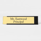 Hoofd in geel bureau naambordje (Voorkant)