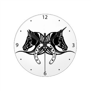 hoofden van twee zwarte paarden en hoefijzer ronde klok