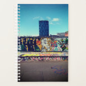 Hoogbouw, achter een graffitimuur planner (Voorkant)