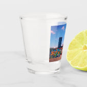 Hoogbouw achter graffiti-muur. shot glas (Links)