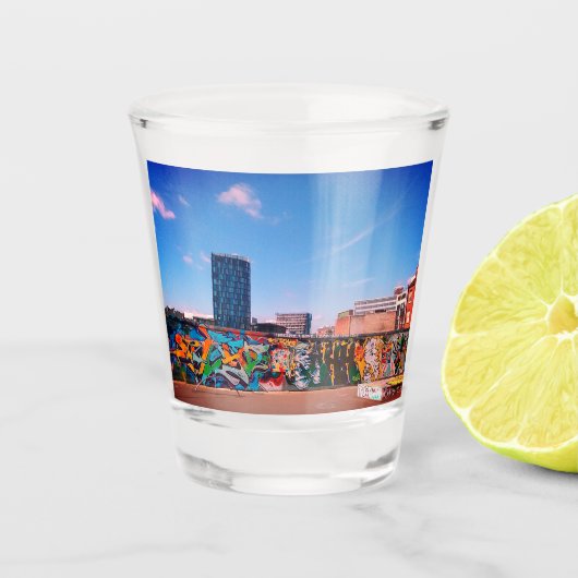 Hoogbouw achter graffiti-muur. shot glas (Voorkant)